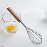 مضرب بيض يد خشب